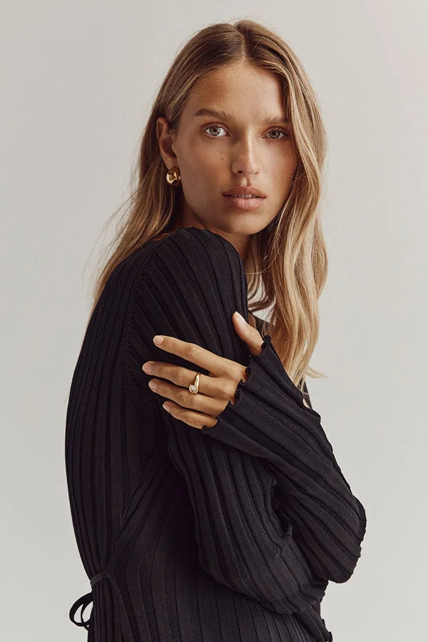 Verónica Minimalist Midi Dress with V Neck and Knitted Sleeves Elevated Occasion Wear