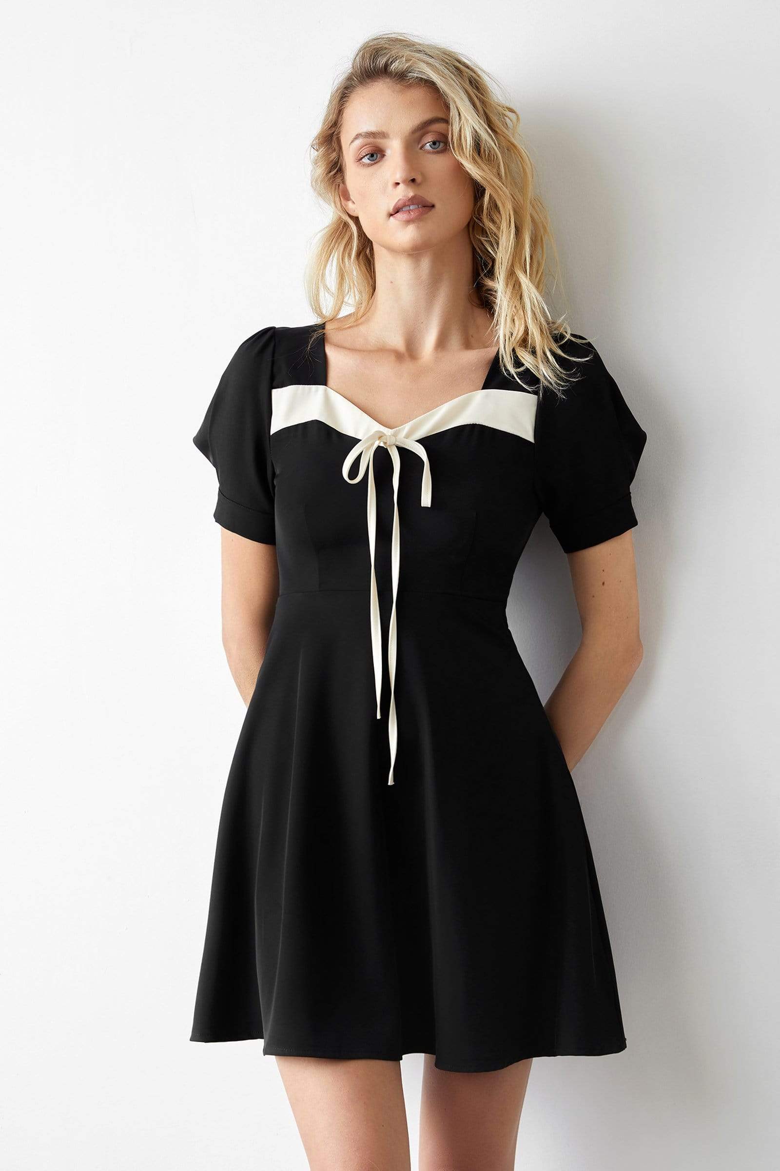 Sweetheart Neck Puff Sleeve Contrast Trim Tie Front Fit and Flare Mini Dress
