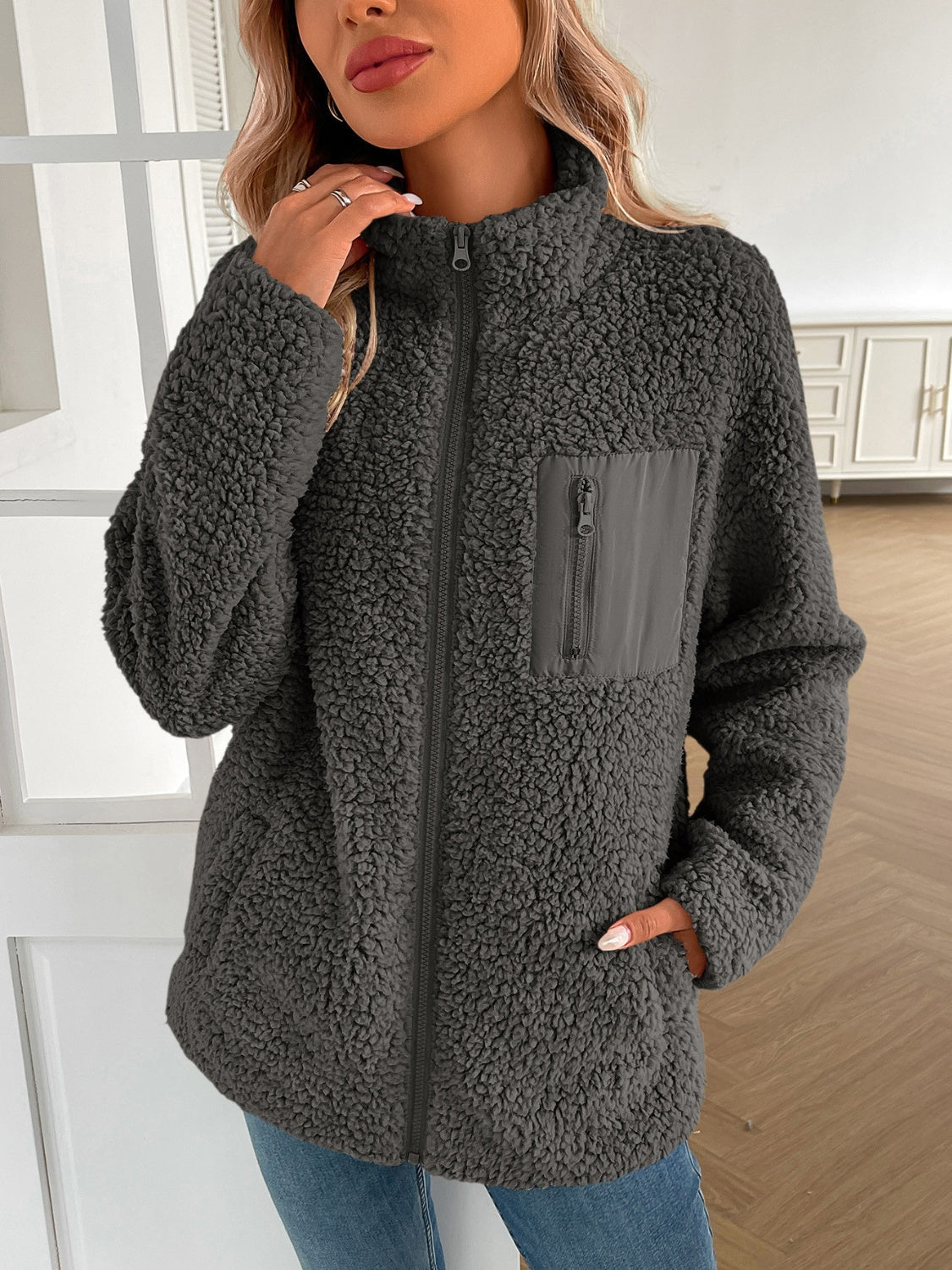 | Fluffy jacket with long sleeves and zip
