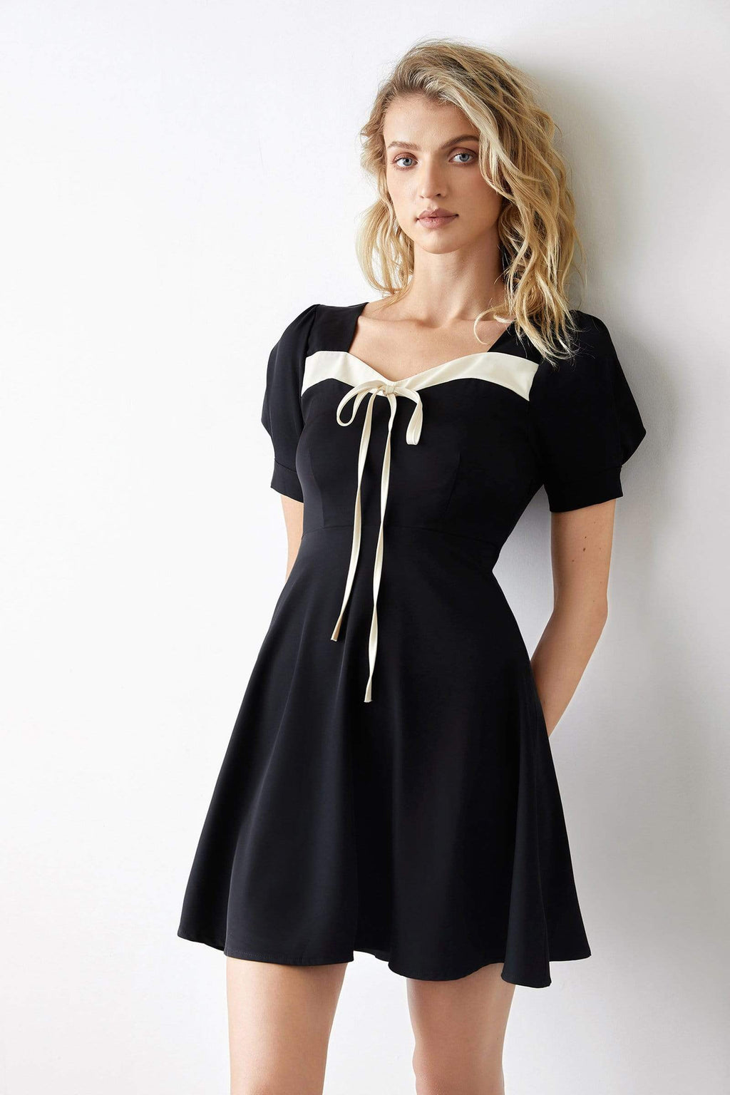 Sweetheart Neck Puff Sleeve Contrast Trim Tie Front Fit and Flare Mini Dress