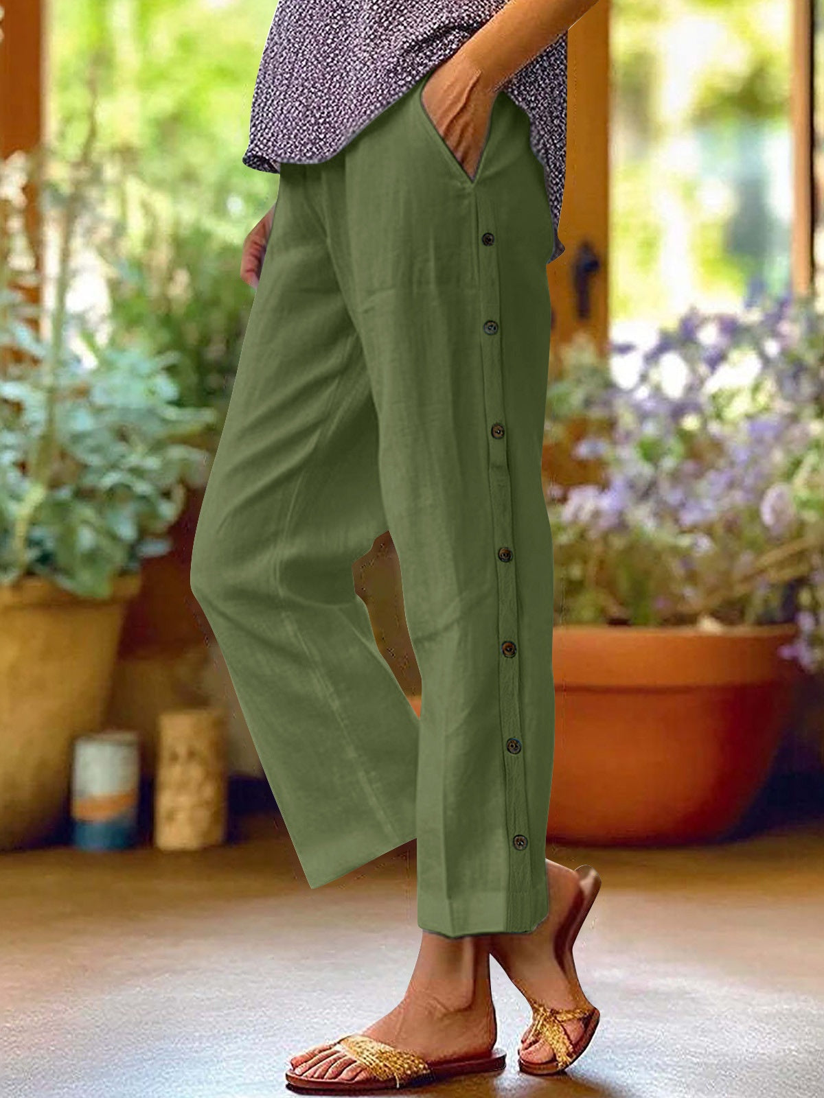 Breathable Cotton And Linen Cropped Trousers With Decorative Side Seams, Side Pockets, And A High Waist.