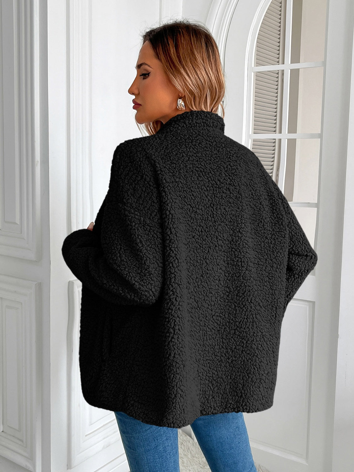| Fluffy jacket with long sleeves and zip