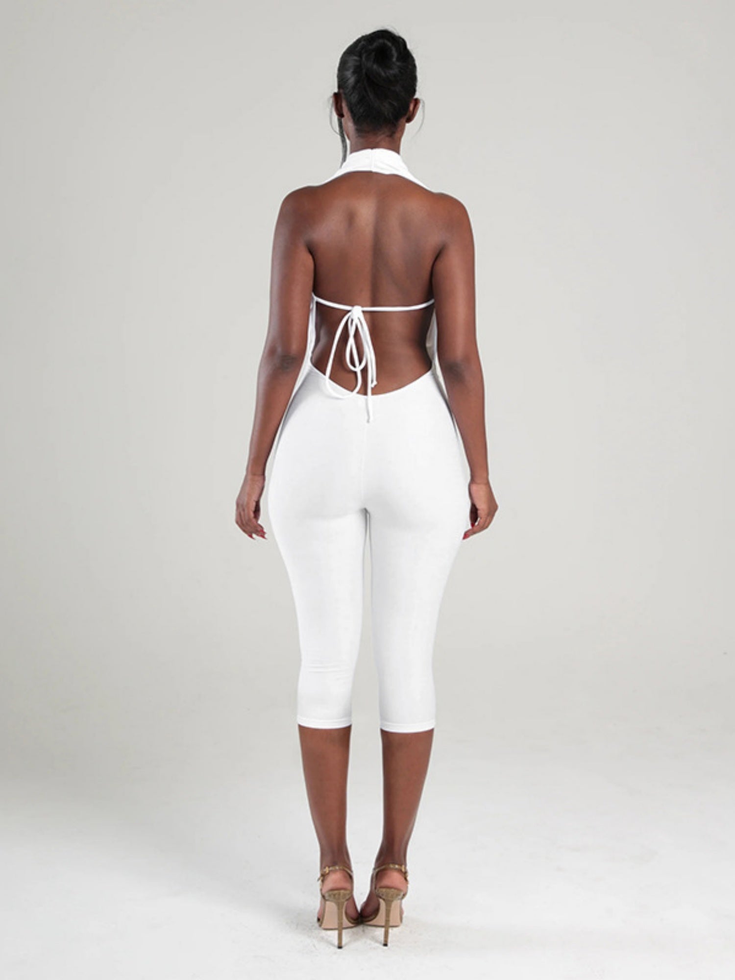 A Halter Neckline And Bare Back Tight-fitting Ropes Jumpsuits
