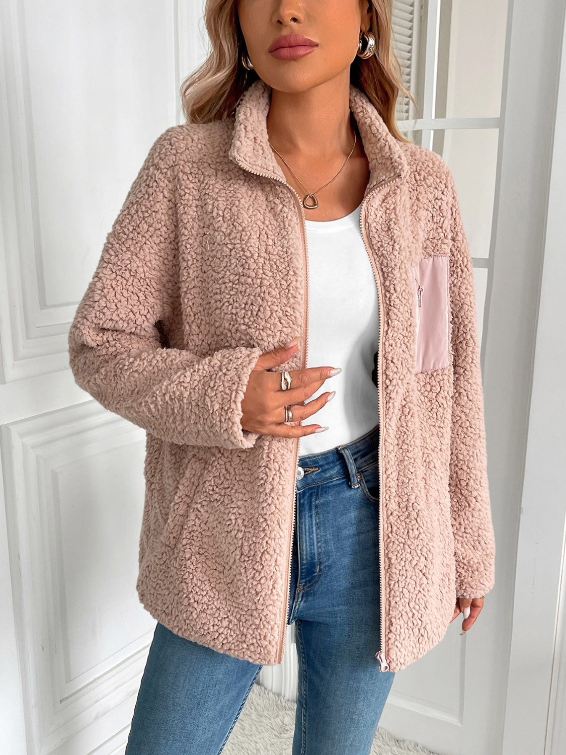 | Fluffy jacket with long sleeves and zip