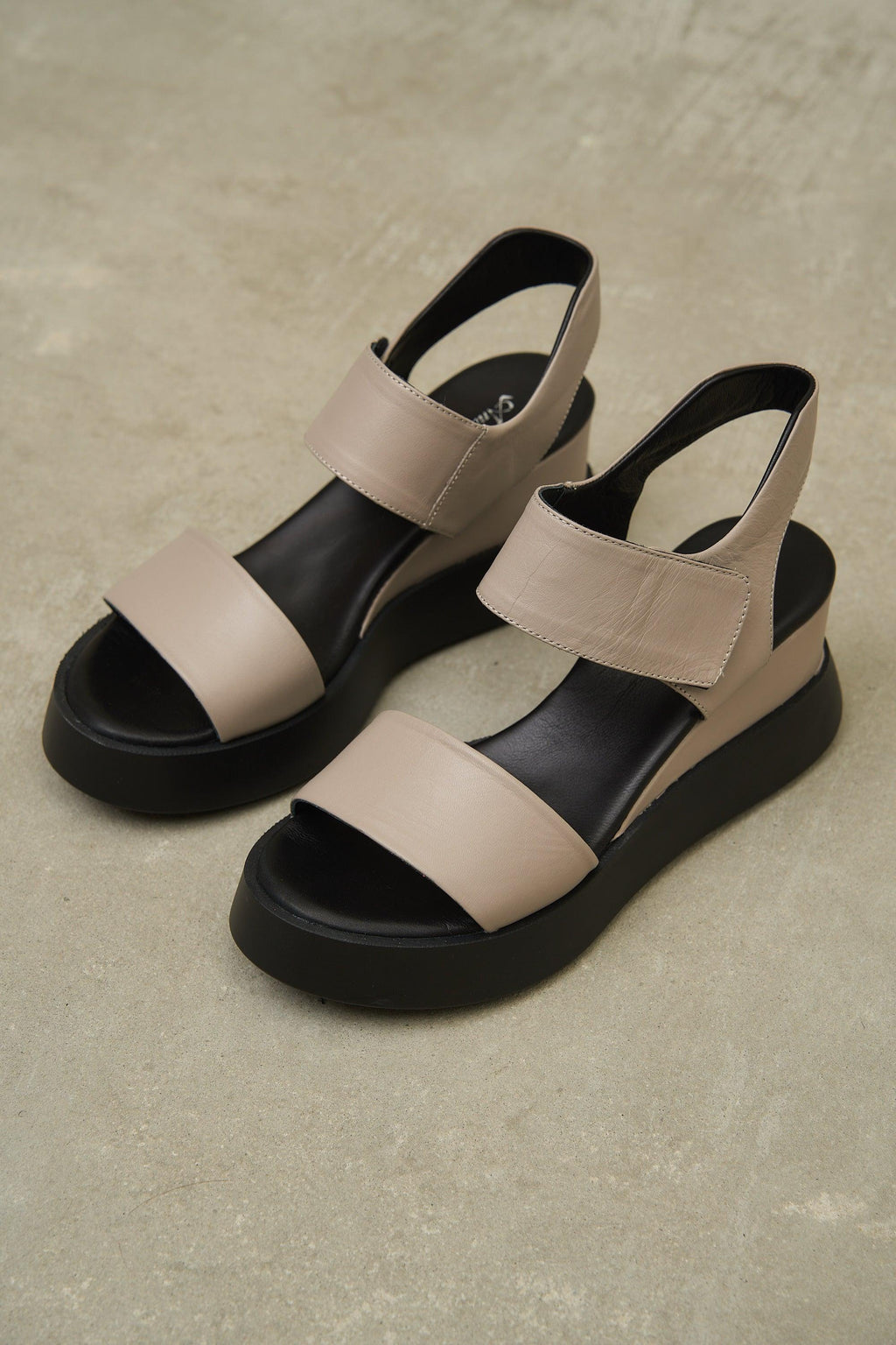 AMYVICTORIA Noir Ease