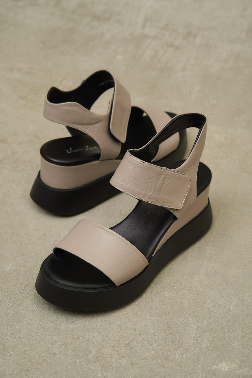 AMYVICTORIA Noir Ease