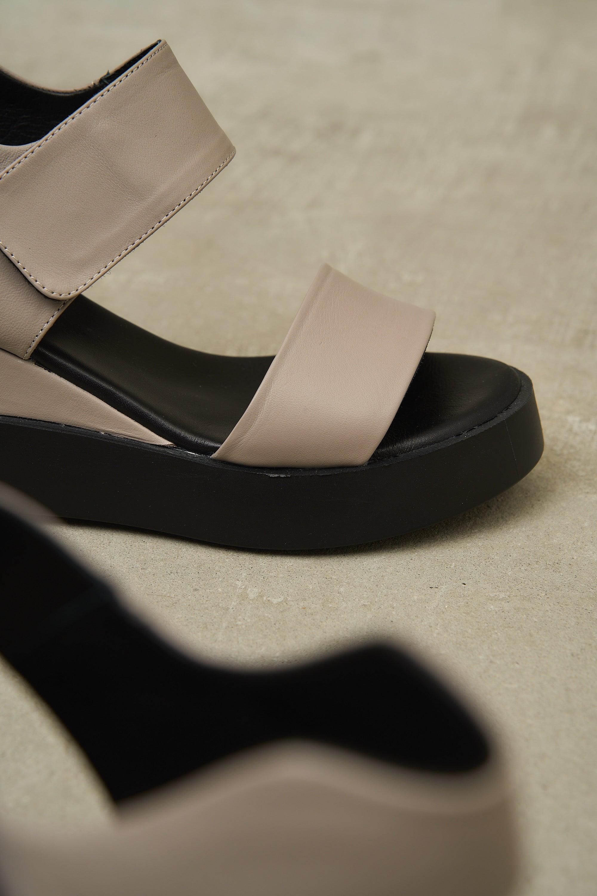 AMYVICTORIA Noir Ease