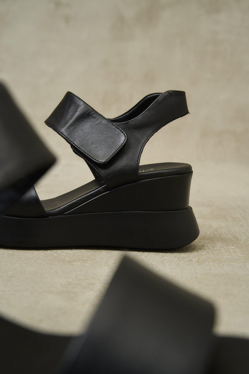 AMYVICTORIA Noir Ease