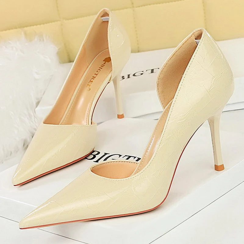 Patent Leather Women Pumps with 8 cm High Heels and Retro Design