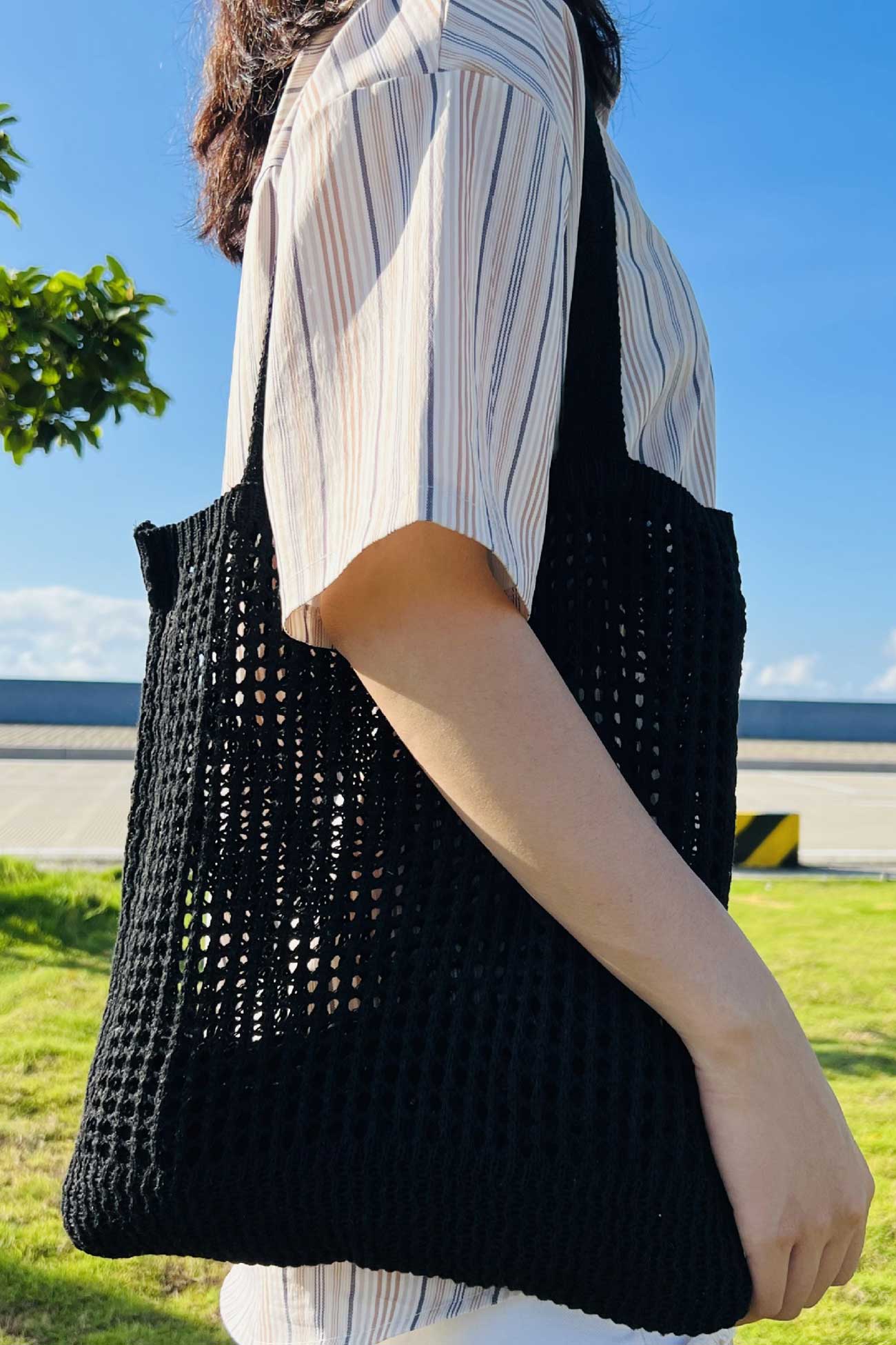 Solid Hollow Out Knit Shoulder Bag