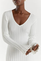 Verónica Minimalist Midi Dress with V Neck and Knitted Sleeves Elevated Occasion Wear