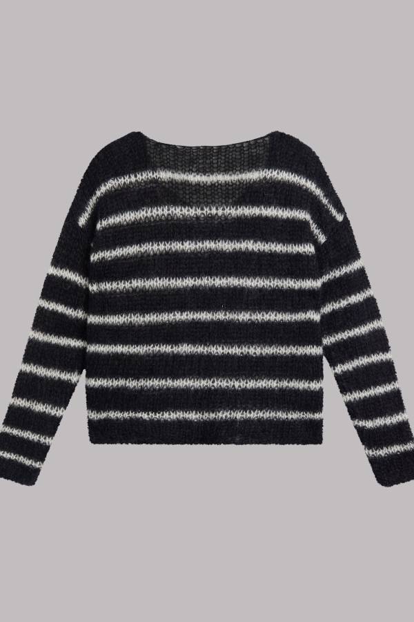 | Loose knit sweater with fluffy stripes