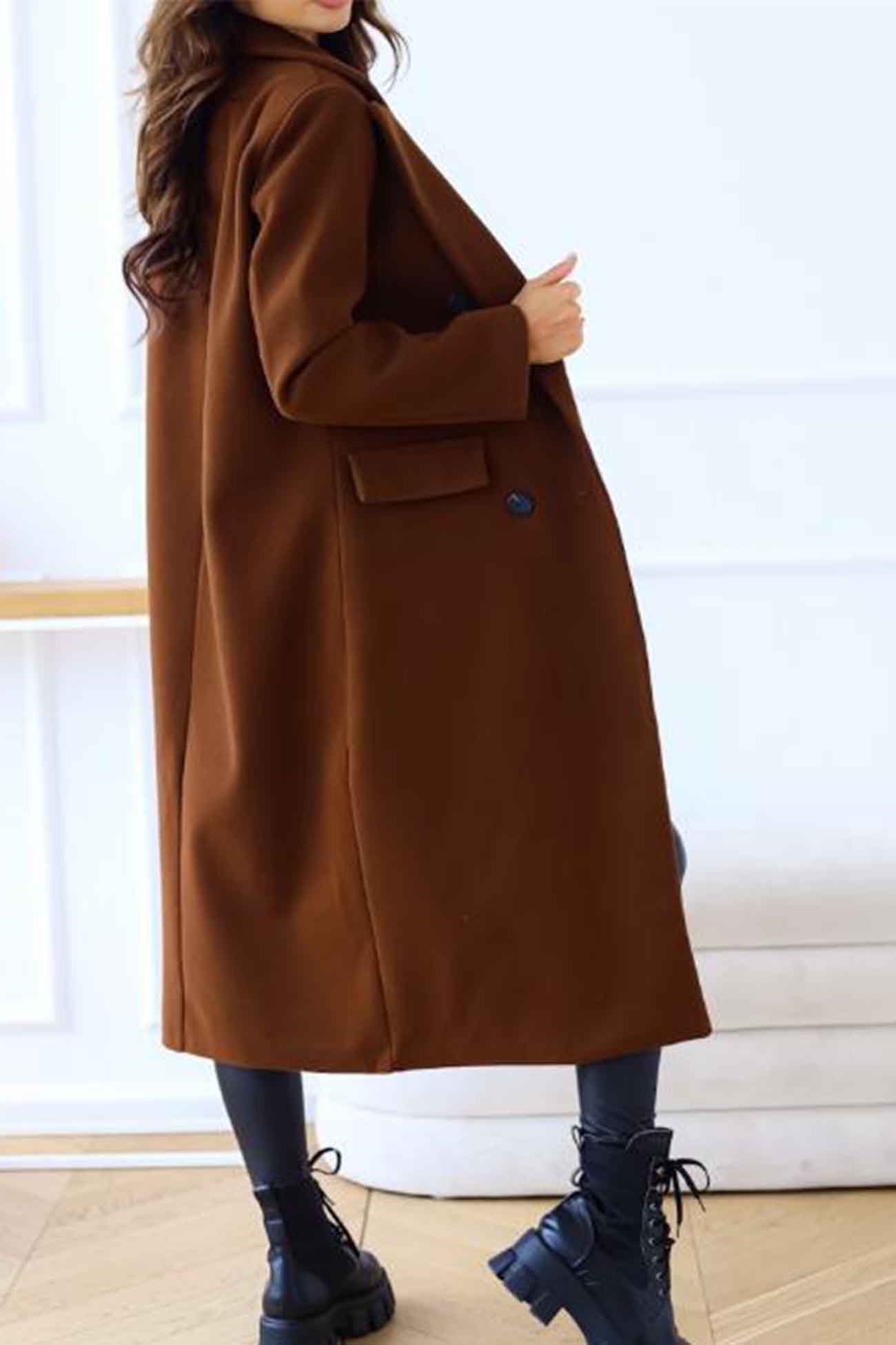 | Double-breasted coat, lapels, long sleeves