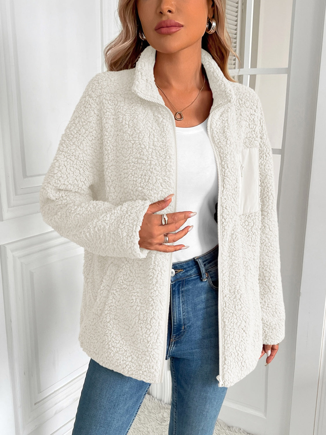 | Fluffy jacket with long sleeves and zip