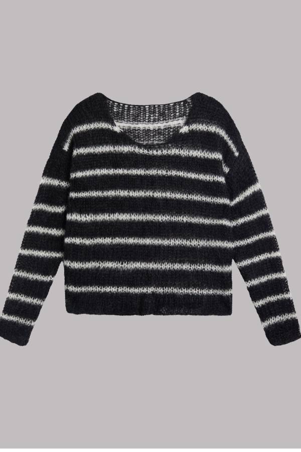 | Loose knit sweater with fluffy stripes