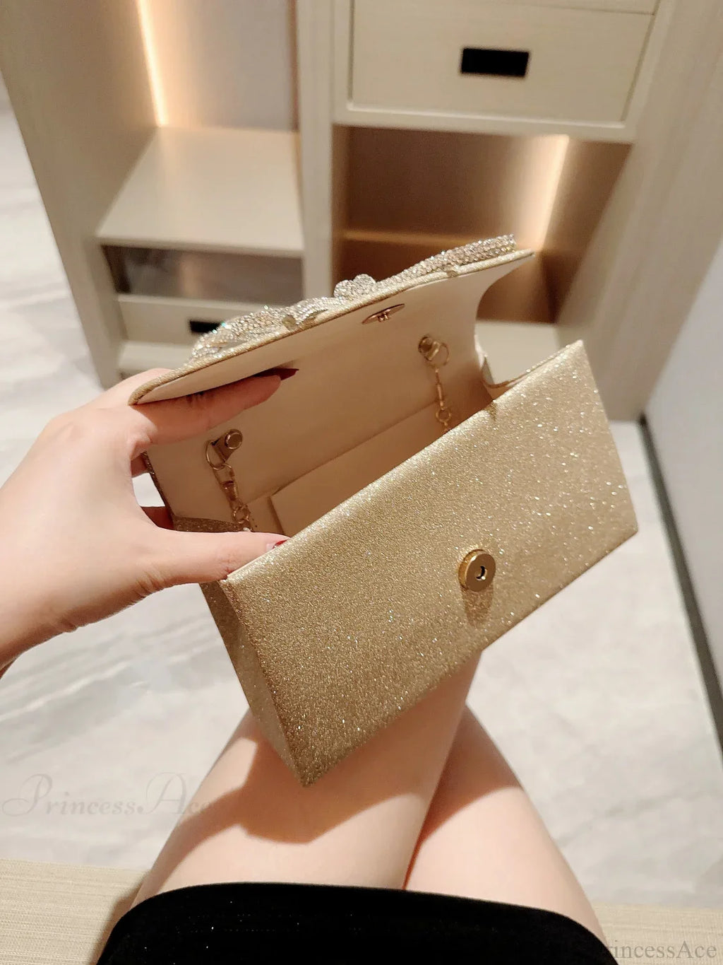 European American Diamond Bow Chain Clutch Bag