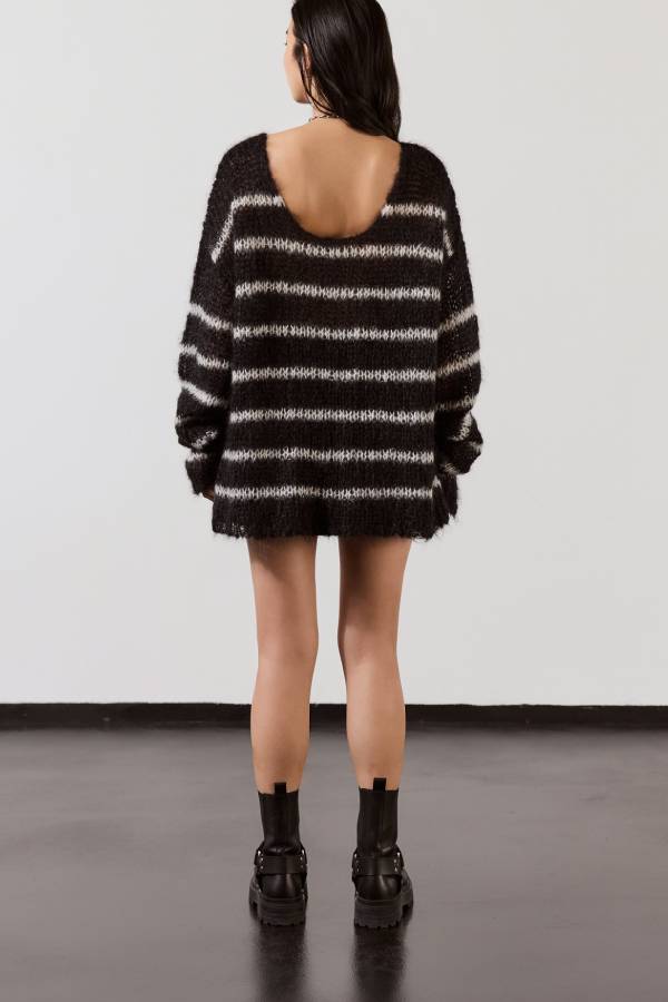 | Loose knit sweater with fluffy stripes