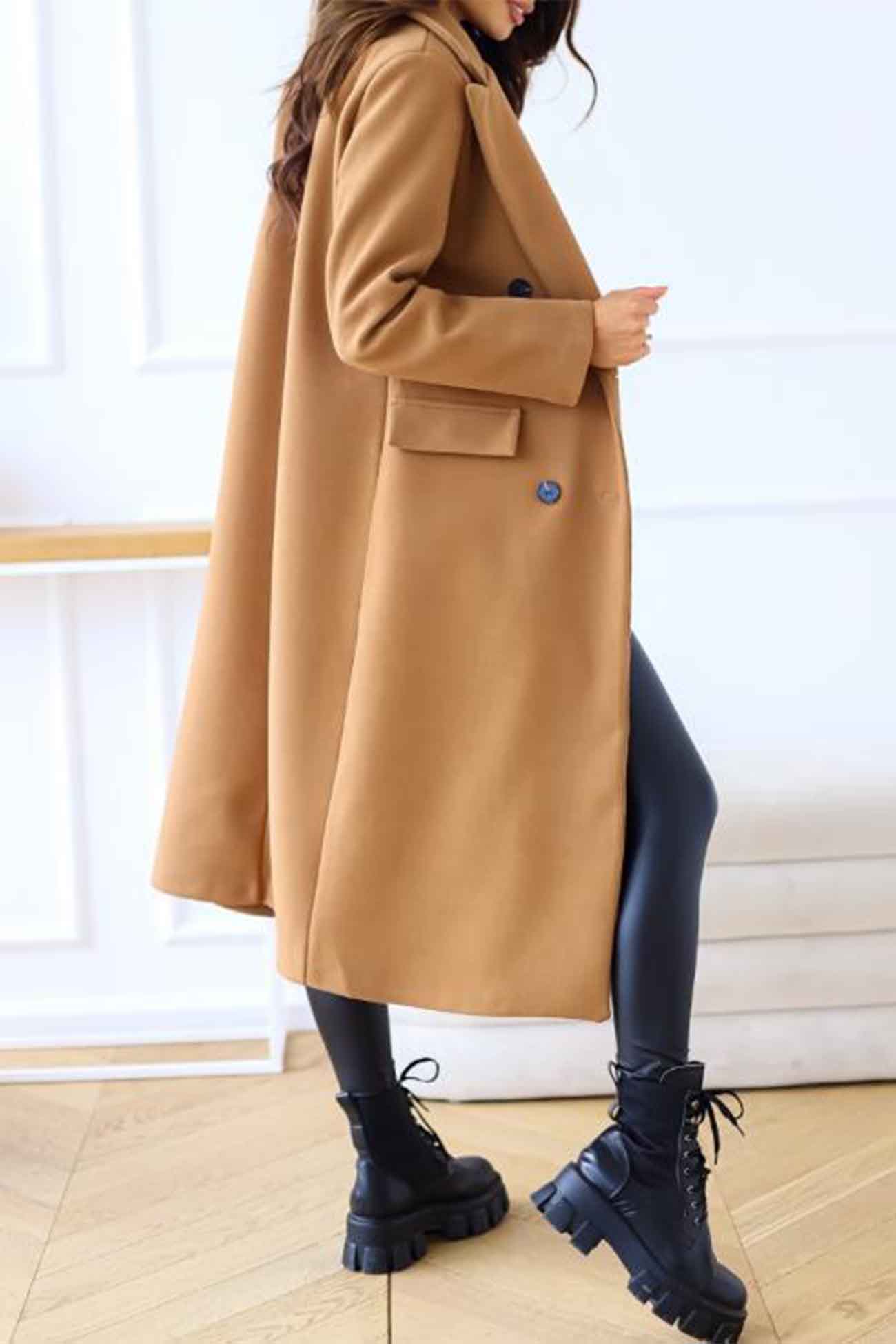 | Double-breasted coat, lapels, long sleeves