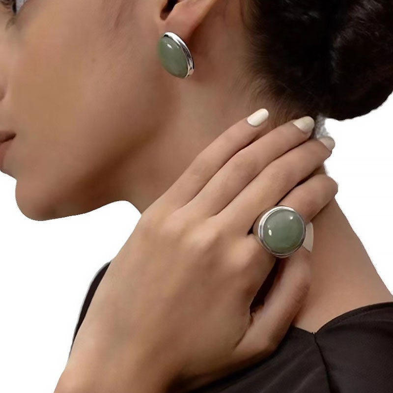 THE HOURS Emerald Jade Rhodium Plated Band Ring in Quiet Luxury